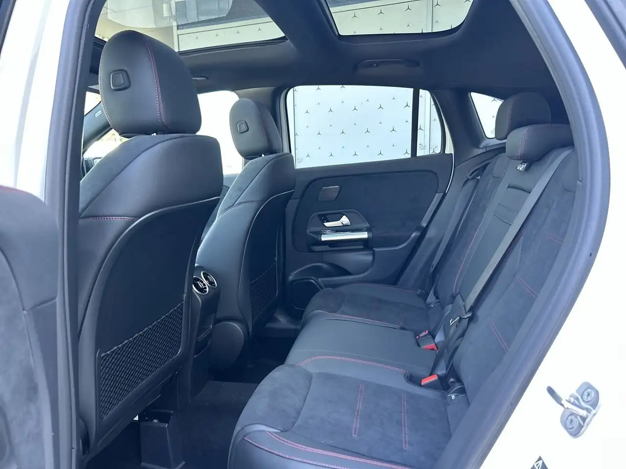 Mercedes-Benz GLA снимка Mercedes-Benz GLA