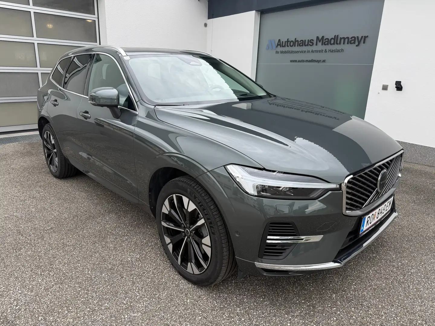Volvo XC60 Ultra Bright Recharge Plug-In Hybrid AWD Grün - 2