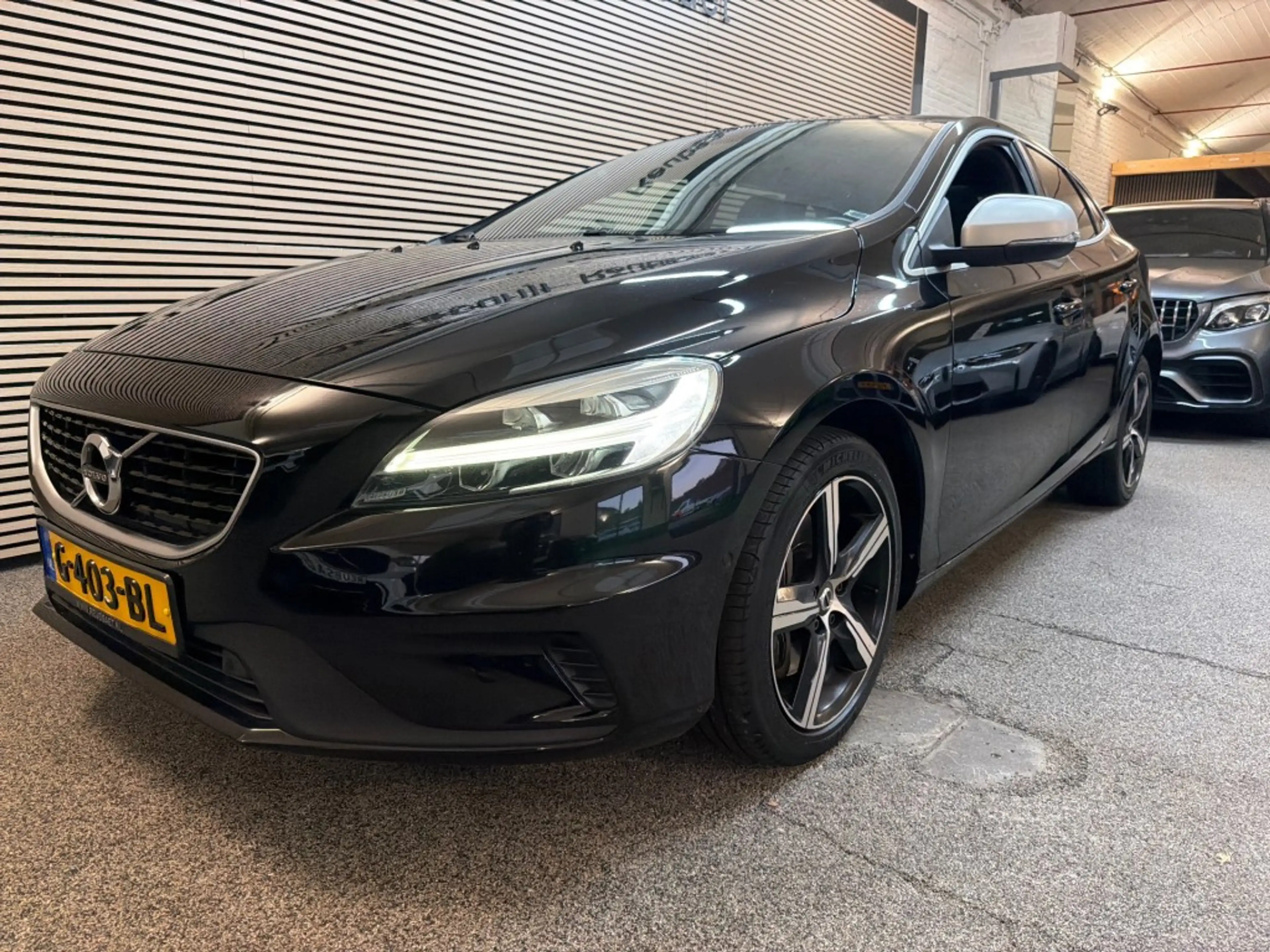 Volvo V40 1.5 T3 R-Design Nap Panodak Clima Navi Cruise Trek — photo 2