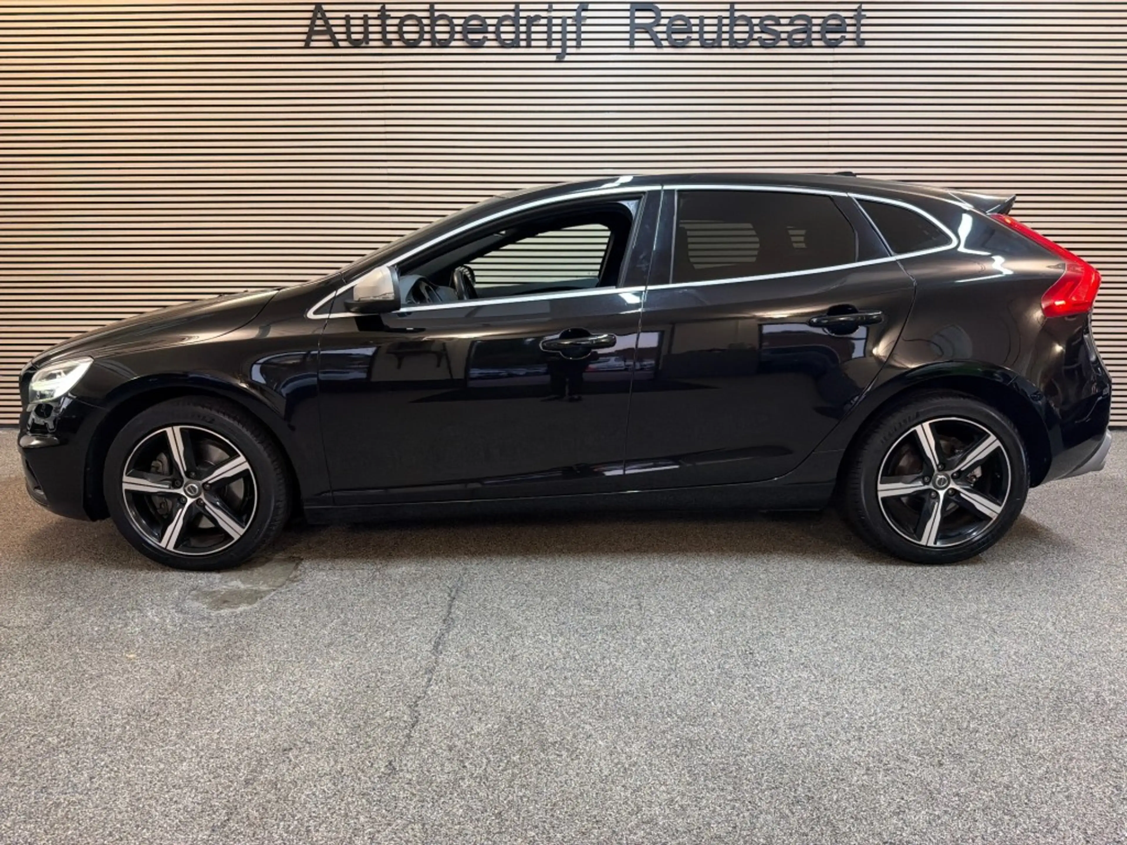 Volvo V40 1.5 T3 R-Design Nap Panodak Clima Navi Cruise Trek — photo 4