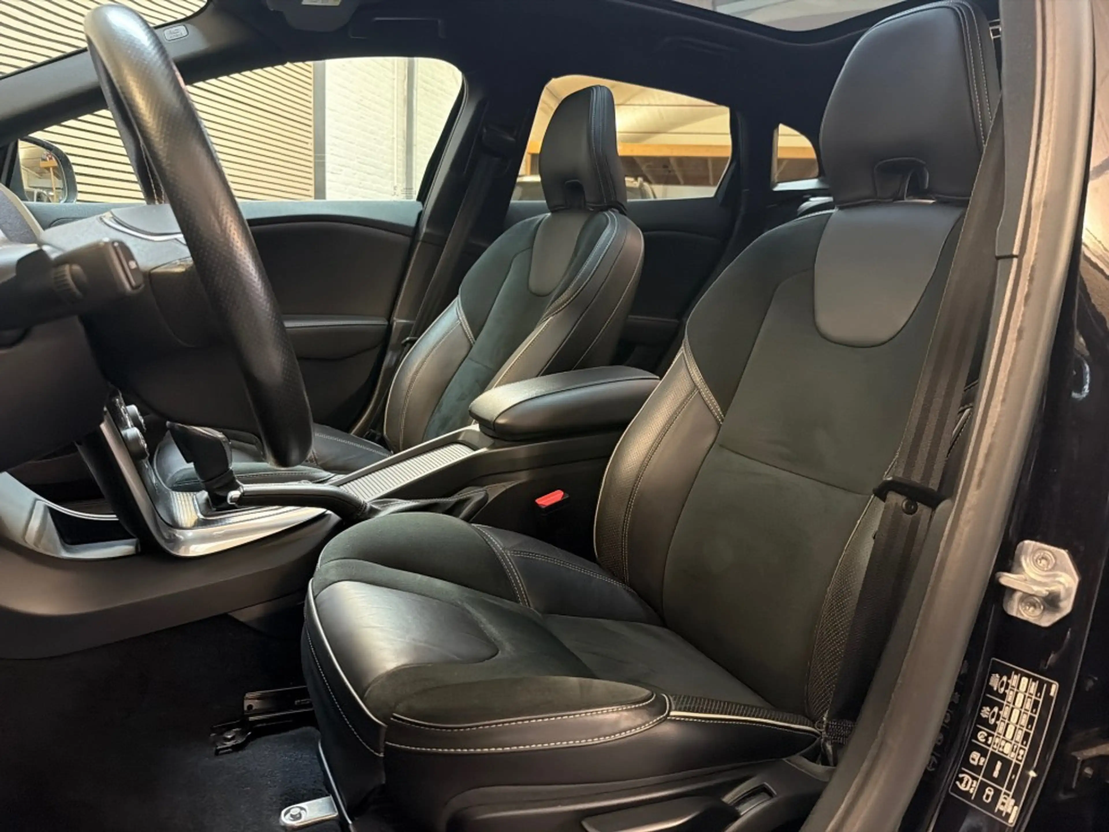 Volvo V40 1.5 T3 R-Design Nap Panodak Clima Navi Cruise Trek — photo 13
