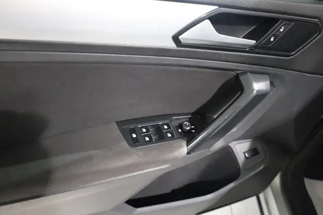 Volkswagen Tiguan view 12