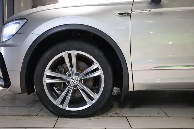Volkswagen Tiguan view 3