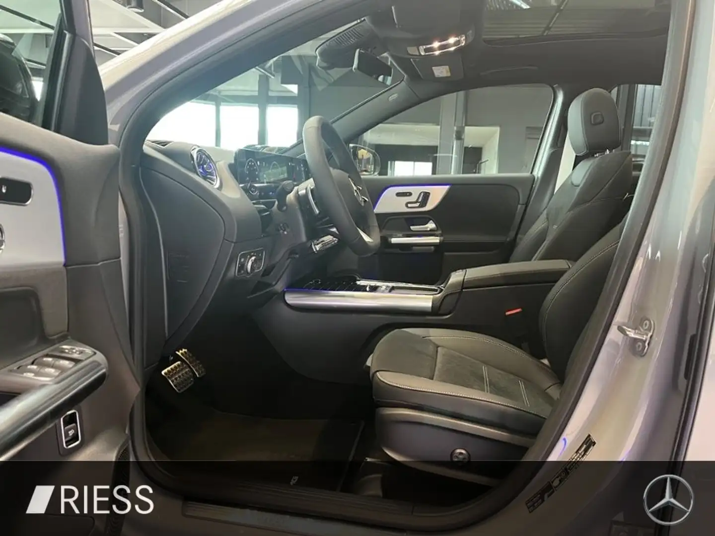 Mercedes-Benz GLA 220 d 4M AMG+AHK+PANO+SPECIAL-EDITION+HUD+ Grijs - 2