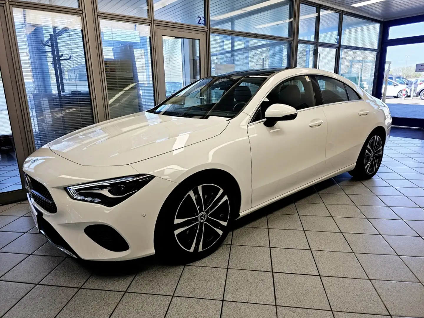 Mercedes-Benz CLA 180 Progressive Line Advanced Navi,Pano-SD Weiß - 2