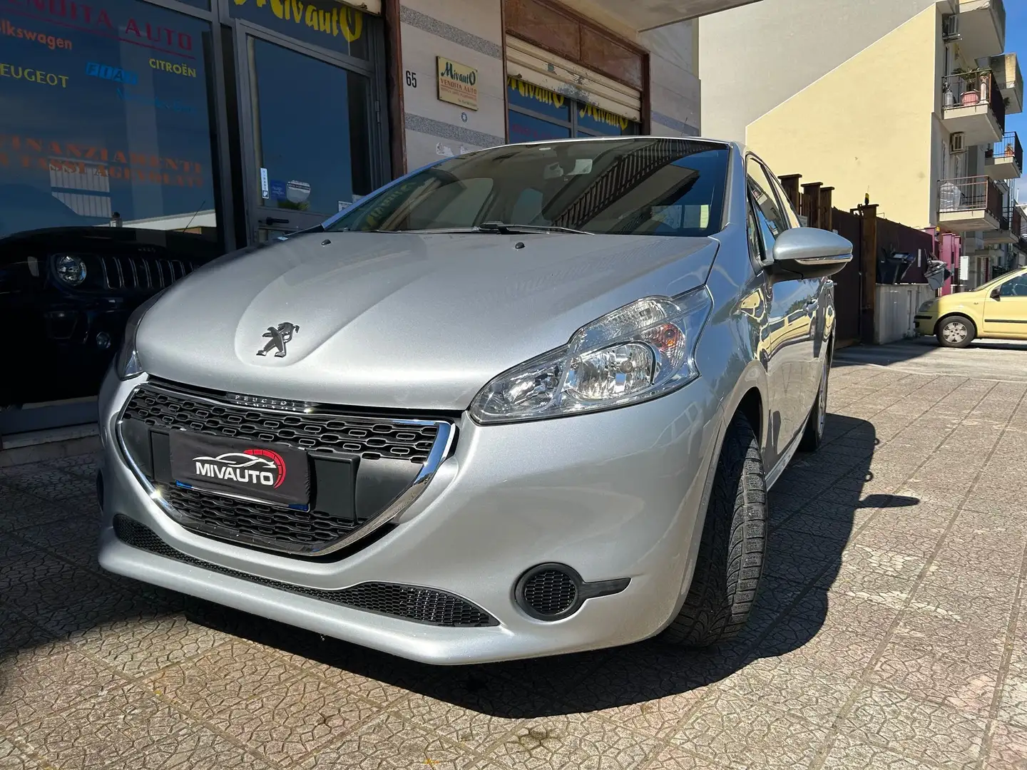 Peugeot 208 5p 1.4 hdi 8v Allure Gris - 2