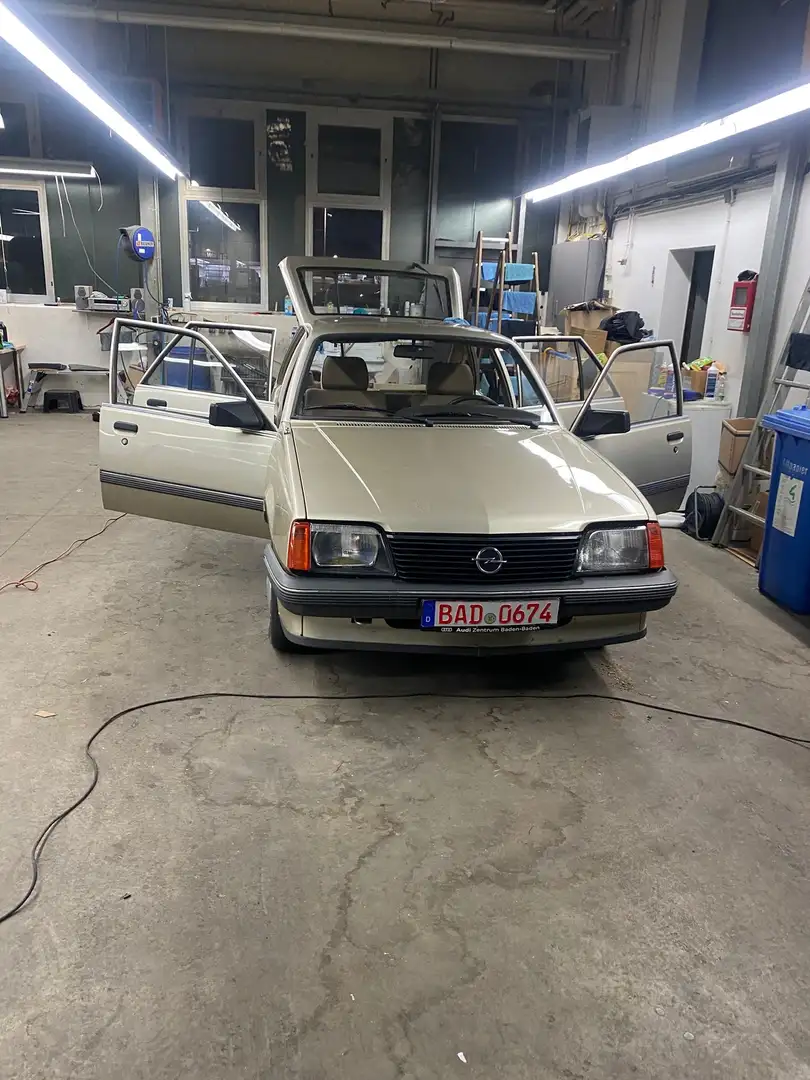 Opel Ascona Oro - 1