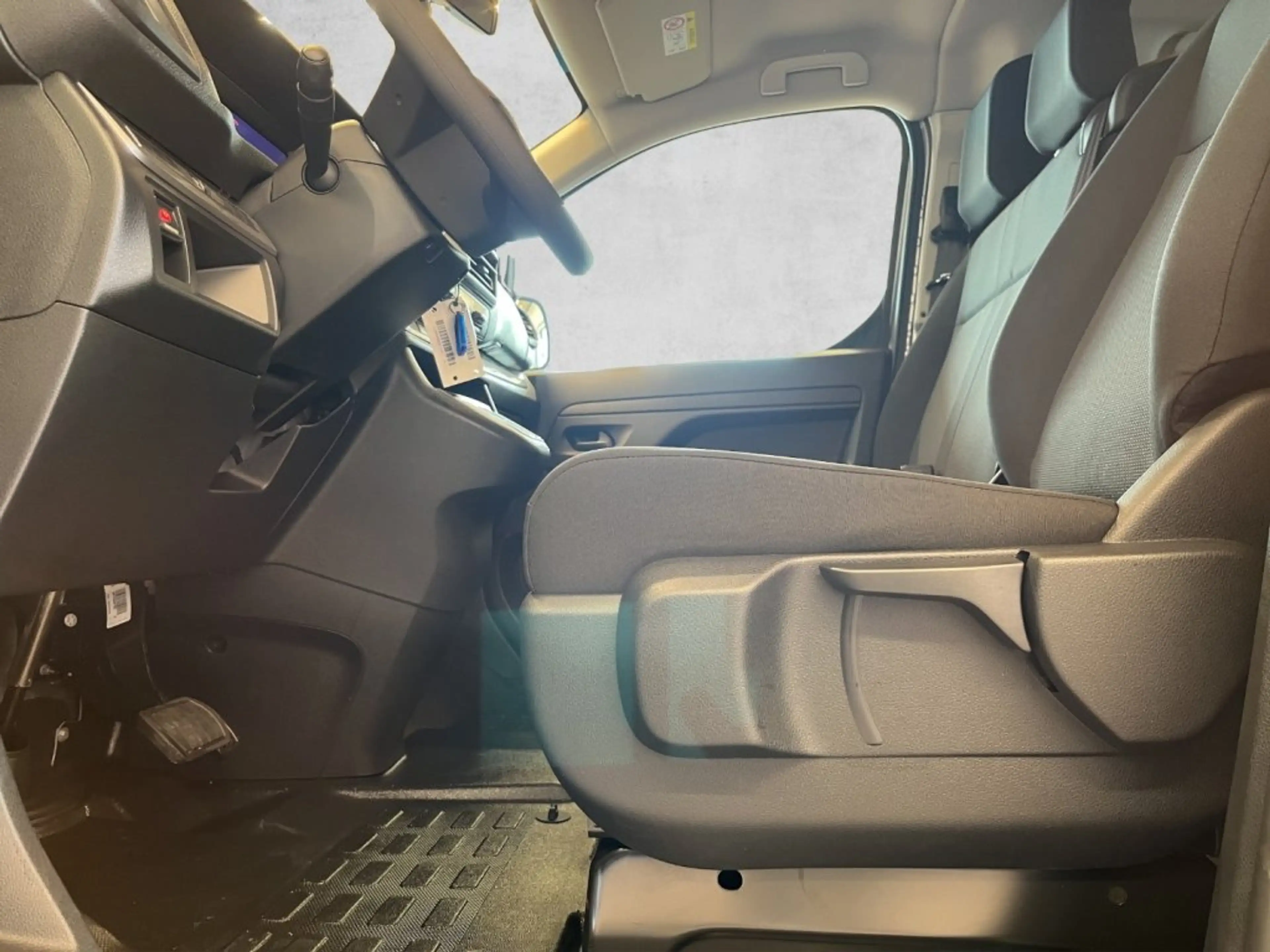 Opel Vivaro Kombi XL HDI 180 AT8 9-Sitzer — photo 9