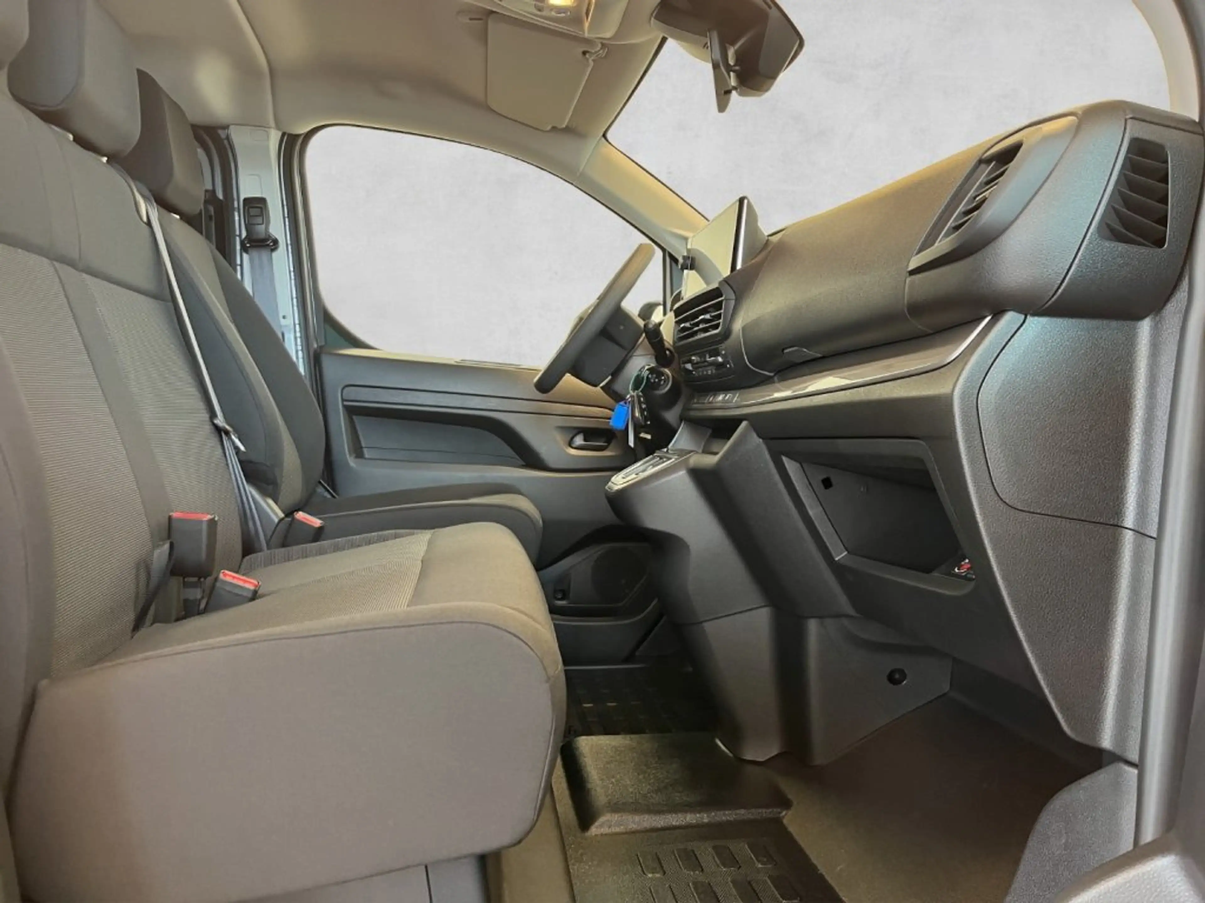 Opel Vivaro Kombi XL HDI 180 AT8 9-Sitzer — photo 17