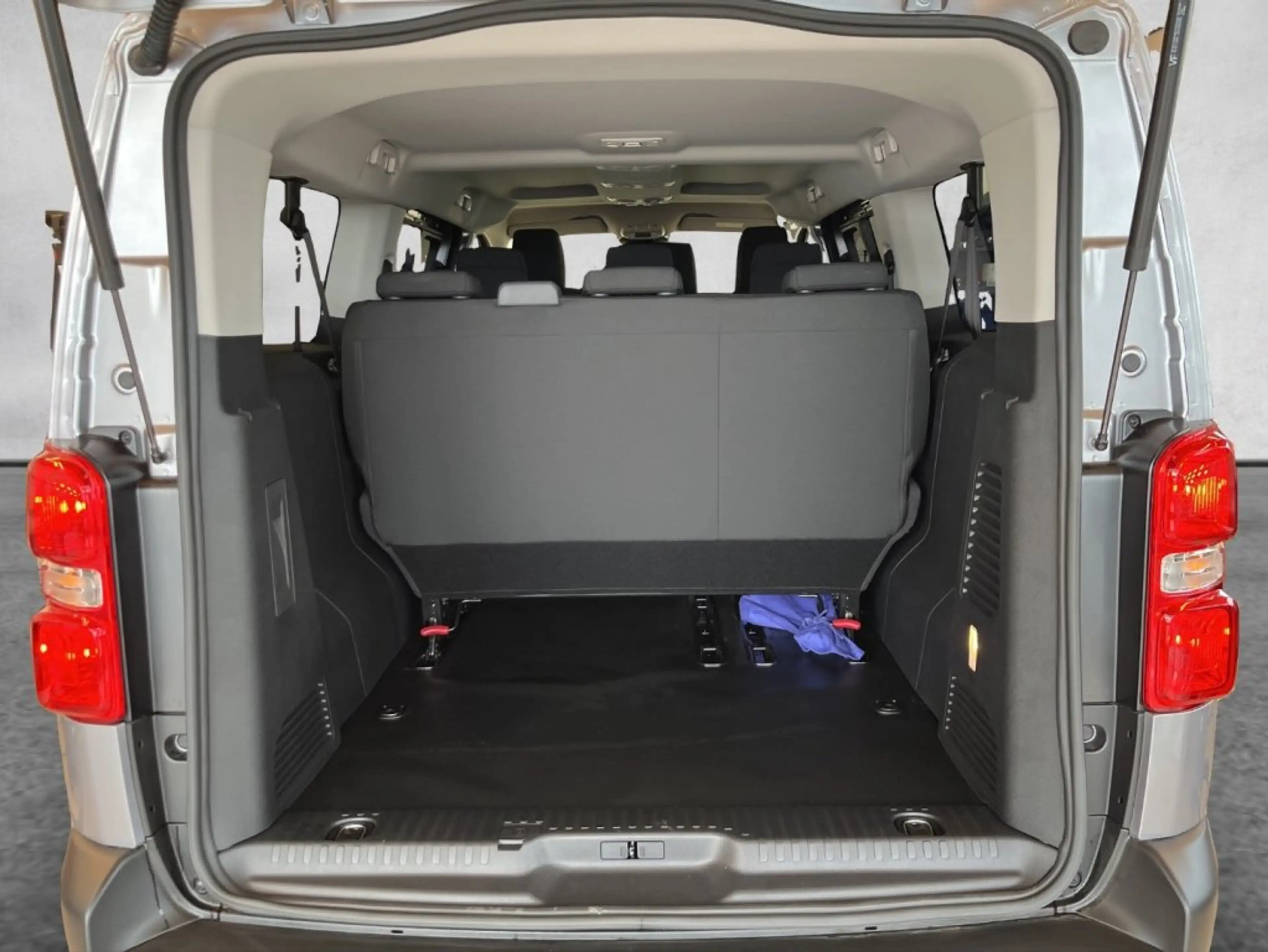 Opel Vivaro Kombi XL HDI 180 AT8 9-Sitzer — photo 18