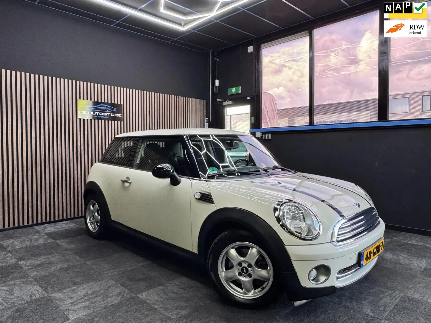 MINI One Mini 1.4 Pepper Airco lm velgen Zeer nette auto!!! Wit - 1