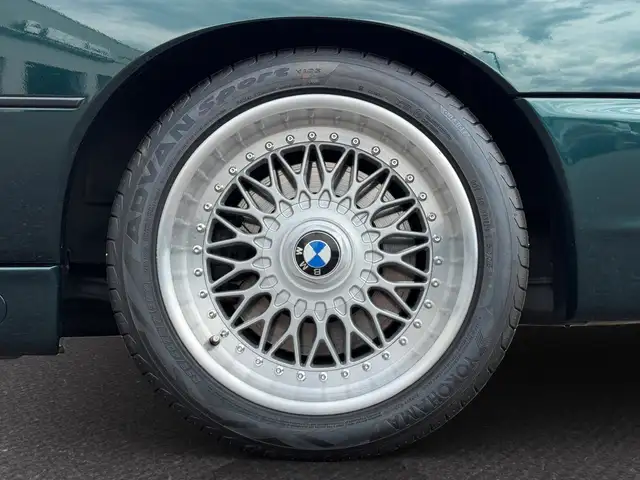 BMW 8 Series view 10