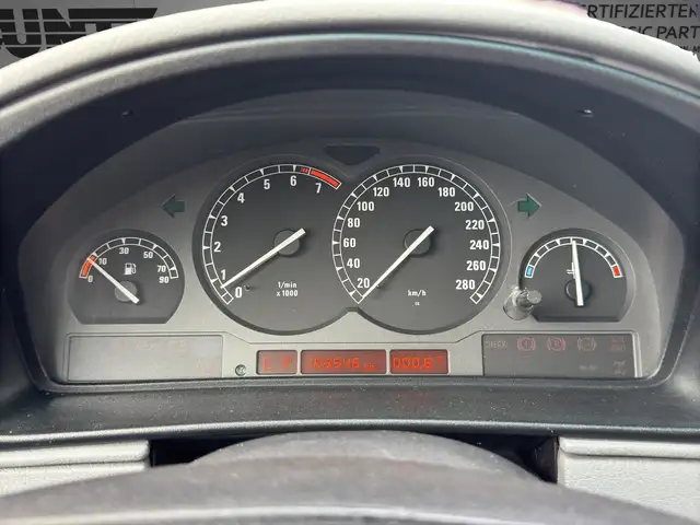 BMW 8 Series view 21