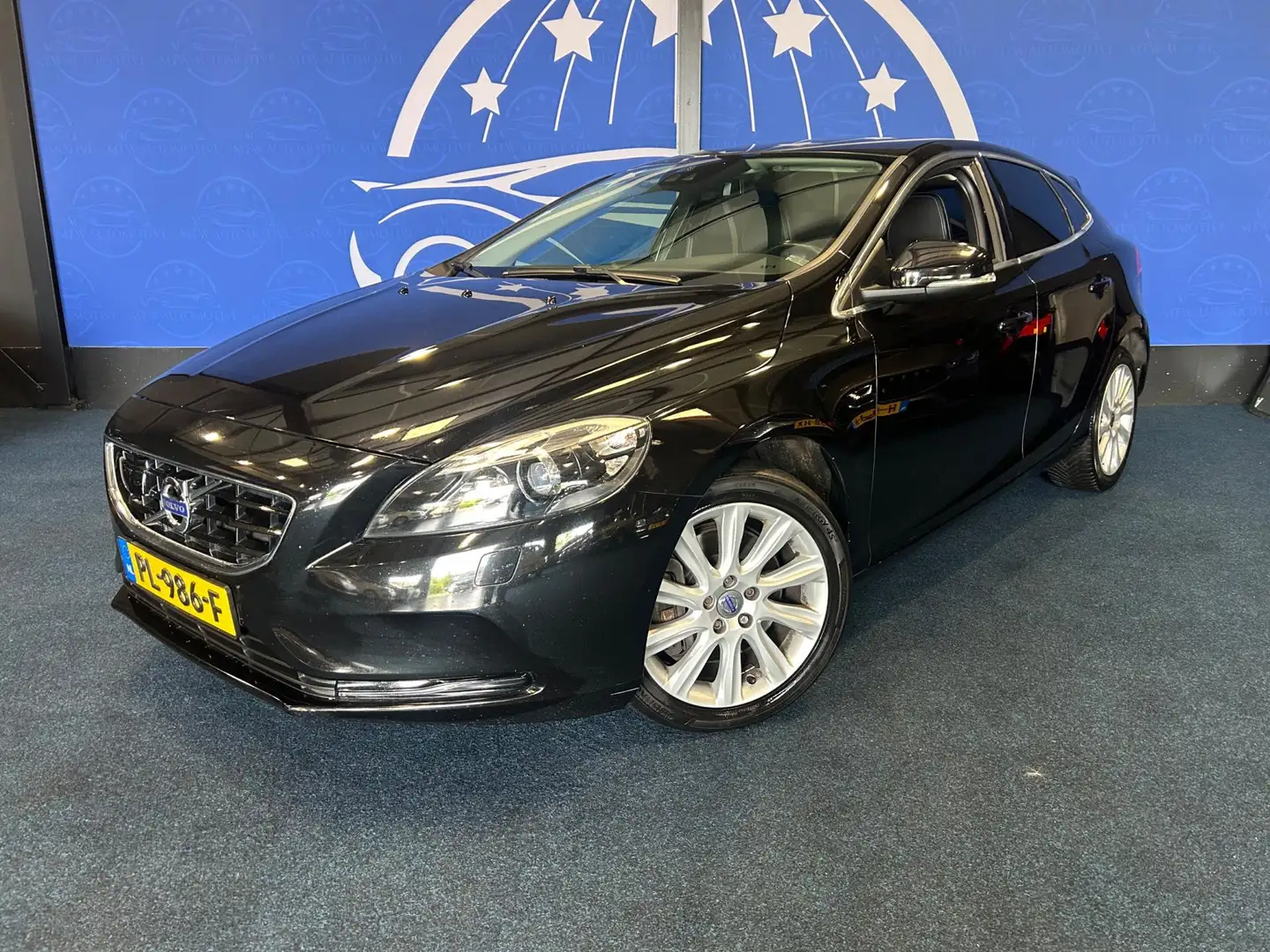 Volvo V40 Cross Country 2.0 D3 / 150-PK / INSCRIPTION - SUMMUM Zwart - 1