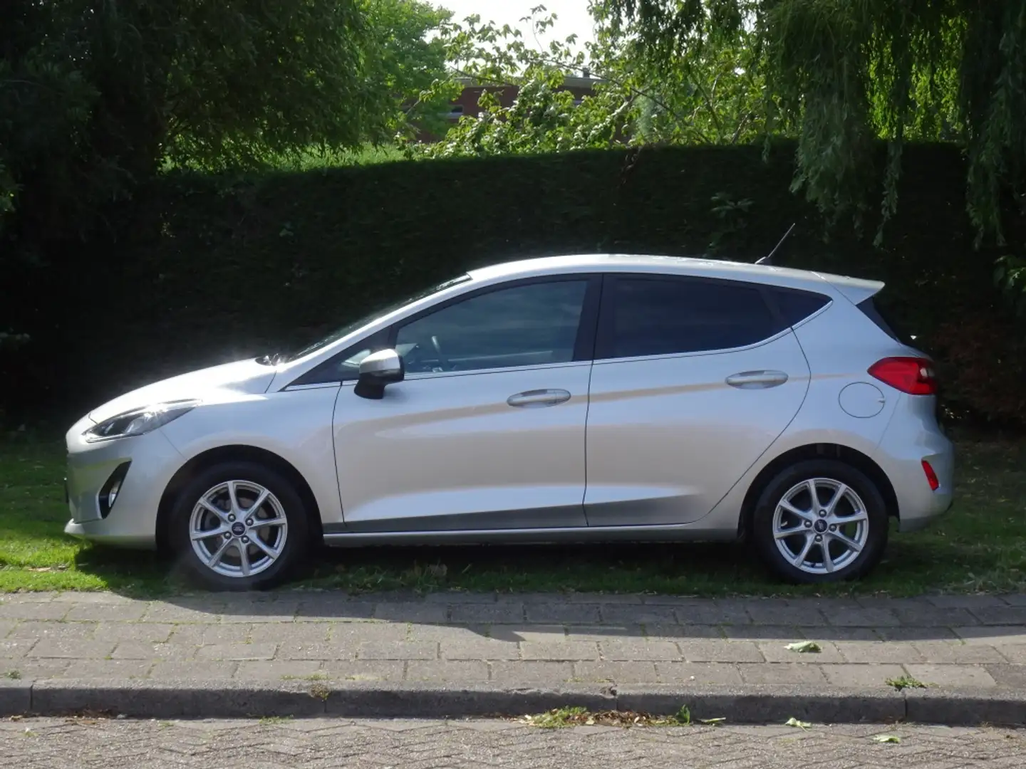 Ford Fiesta 1.0 100pk Titanium met CarPlay en Parkeersensoren Grijs - 2