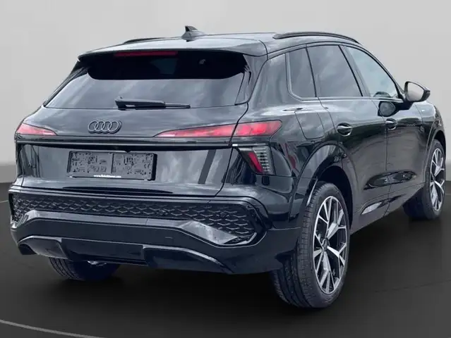 Audi Q3 view 13
