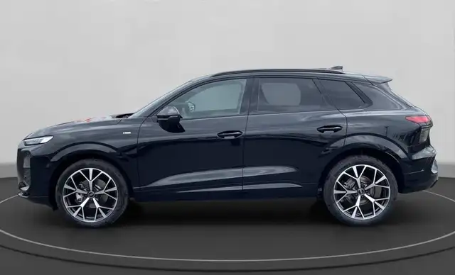 Audi Q3 view 11