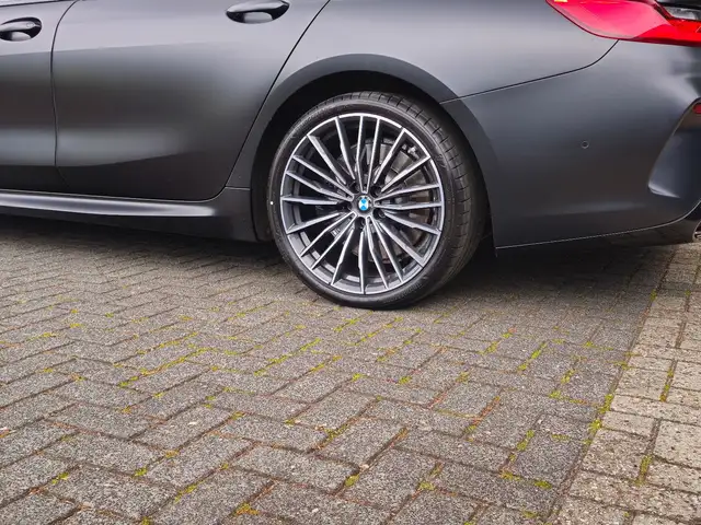 BMW 8 Series view 13