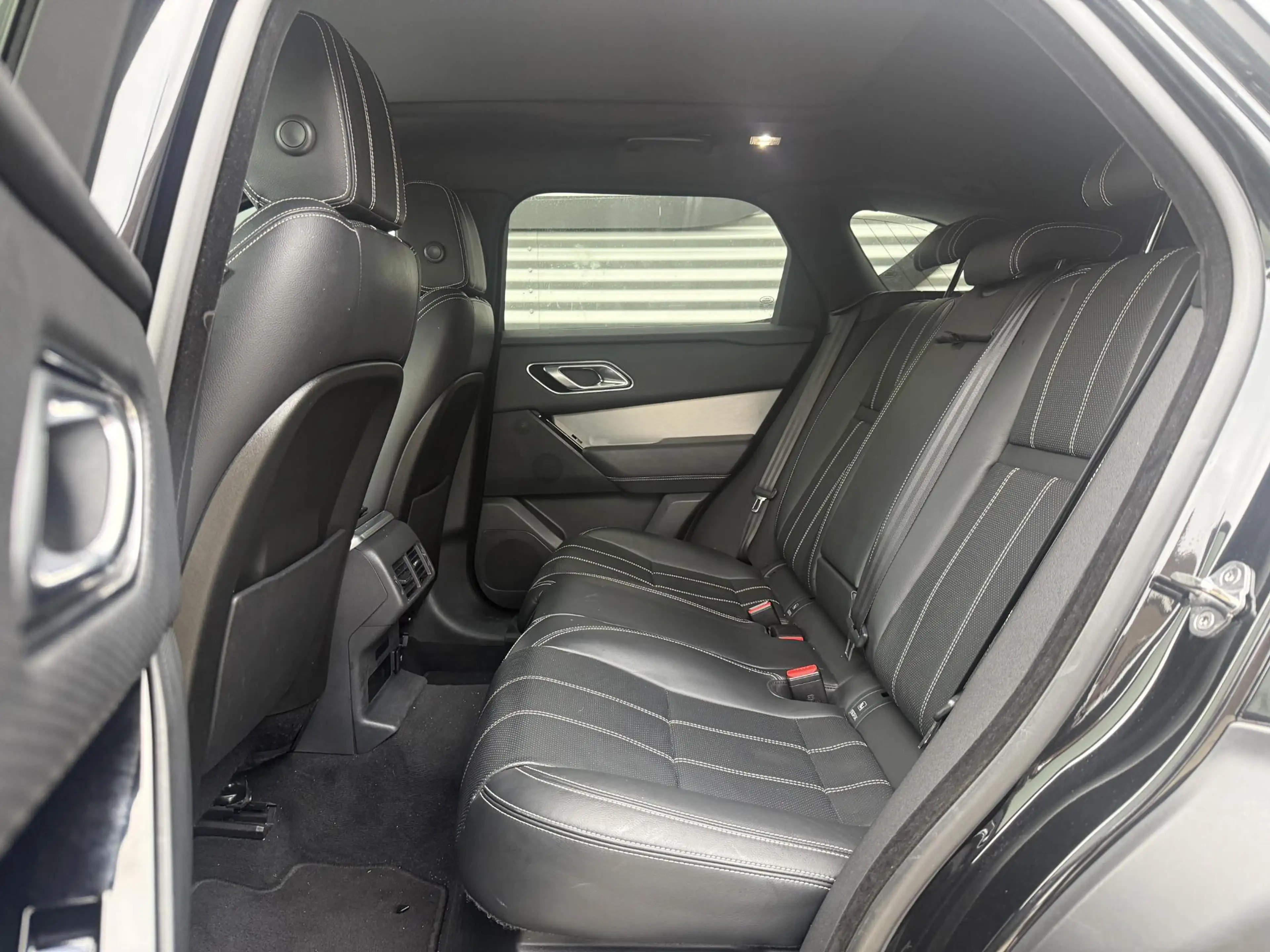 Land Rover Range Rover Velar 2.0 P300 Turbo AWD R-Dynamic HSE Pano|Navi|Carplay — photo 8