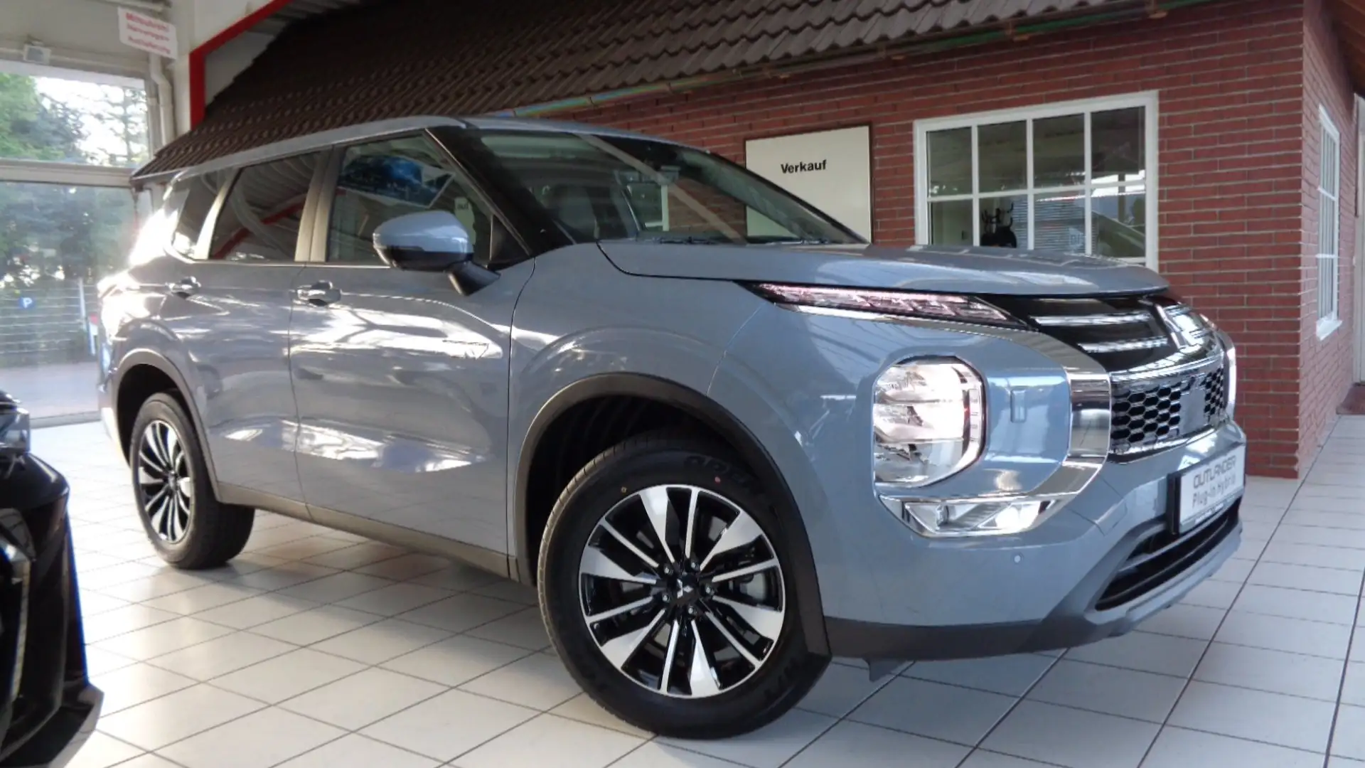 Mitsubishi Outlander 2.4 4WD Plug-In Hybrid PLUS Grau - 2