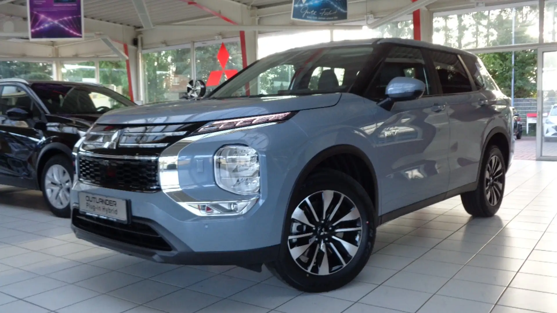 Mitsubishi Outlander 2.4 4WD Plug-In Hybrid PLUS Grau - 1