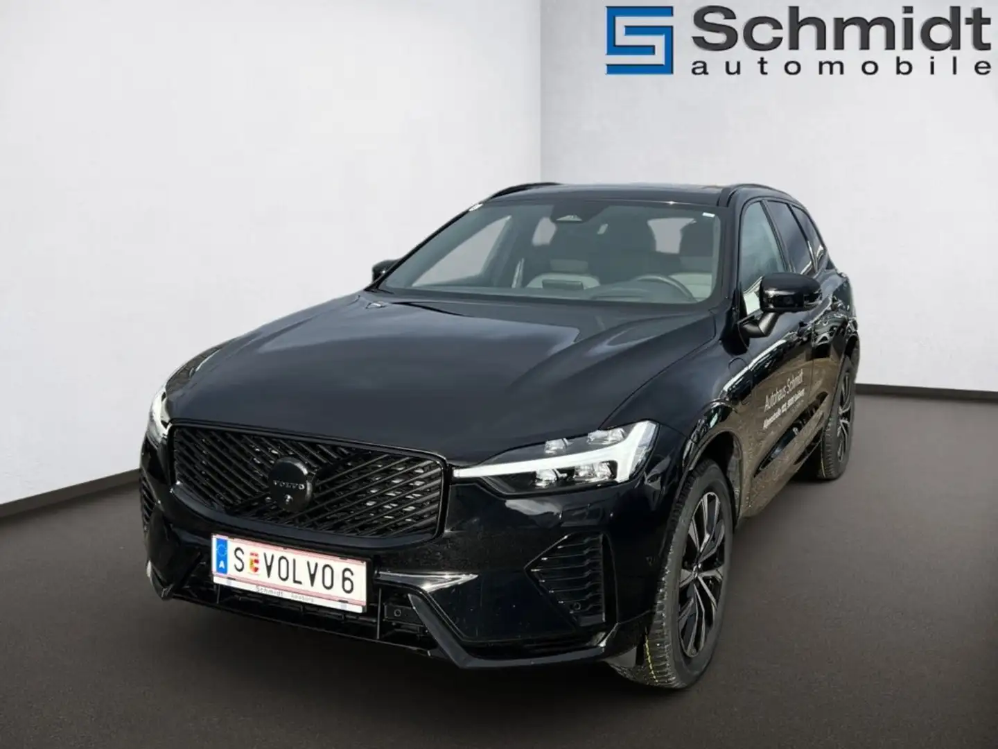 Volvo XC60 Black Edition Ultra, T6 AWD Plug-in Hybrid, Elektrisch/Benzi Zwart - 1