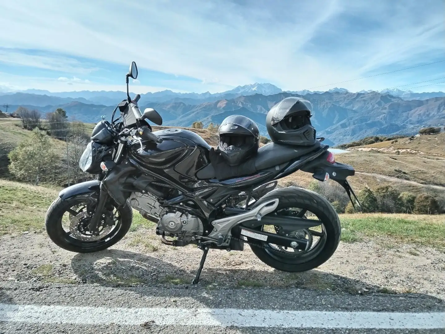 Suzuki Gladius 650 Negro - 1