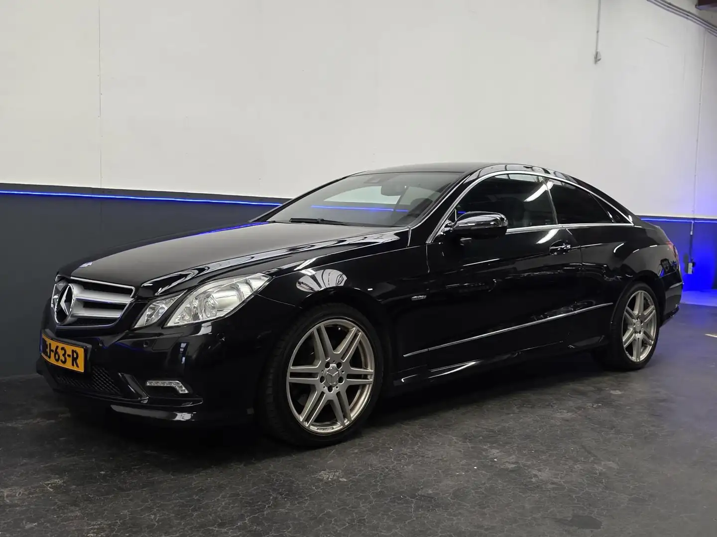 Mercedes-Benz E 250 Coupé CGI Elegance Automaat Youngtimer Zwart - 2