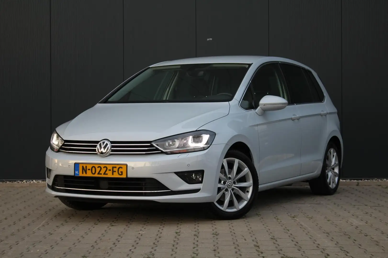 Volkswagen Golf Sportsvan 1.4 TSI Highline | Automaat | Trekhaak | ACC | ECC Wit - 1