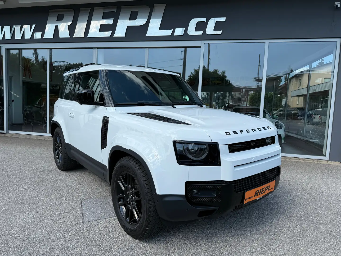 Land Rover Defender 90 Hard Top SE Black Paket Luft AHK Off-Road-Paket Weiß - 1