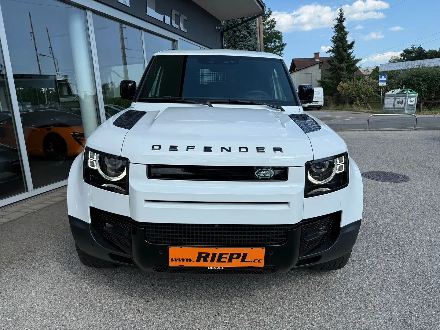 Land Rover Defender 90 Hard Top SE Black Paket Luft AHK Off-Road-Paket Weiß - 2
