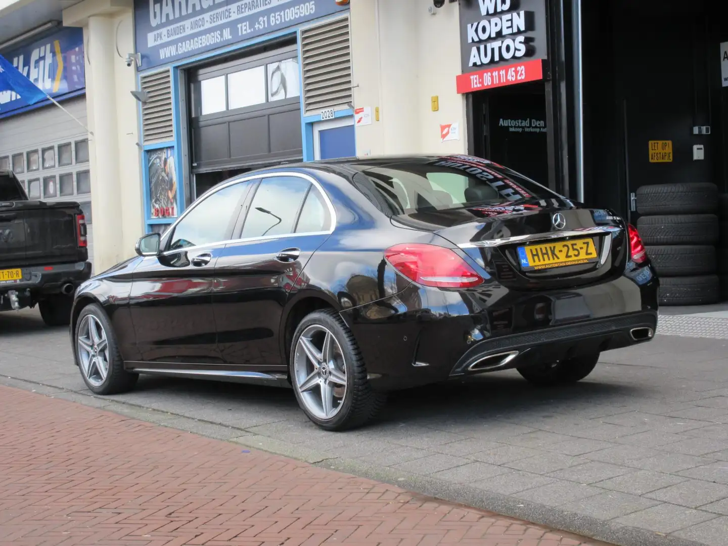 Mercedes-Benz C 200 4MATIC AMG Leer Camera Distronic Zwart - 2