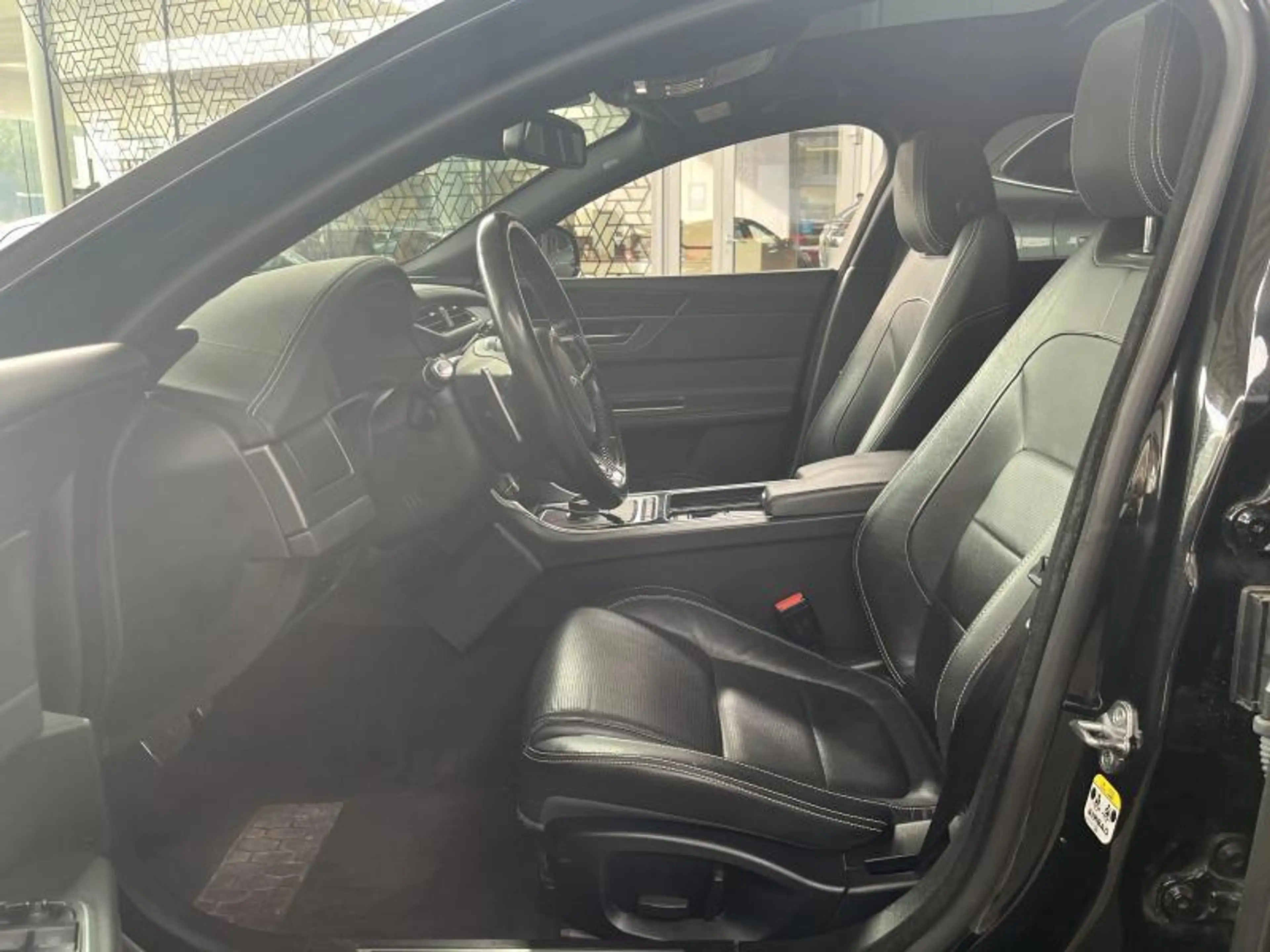 Jaguar XF 3.0 380 V6 A/TS — photo 8