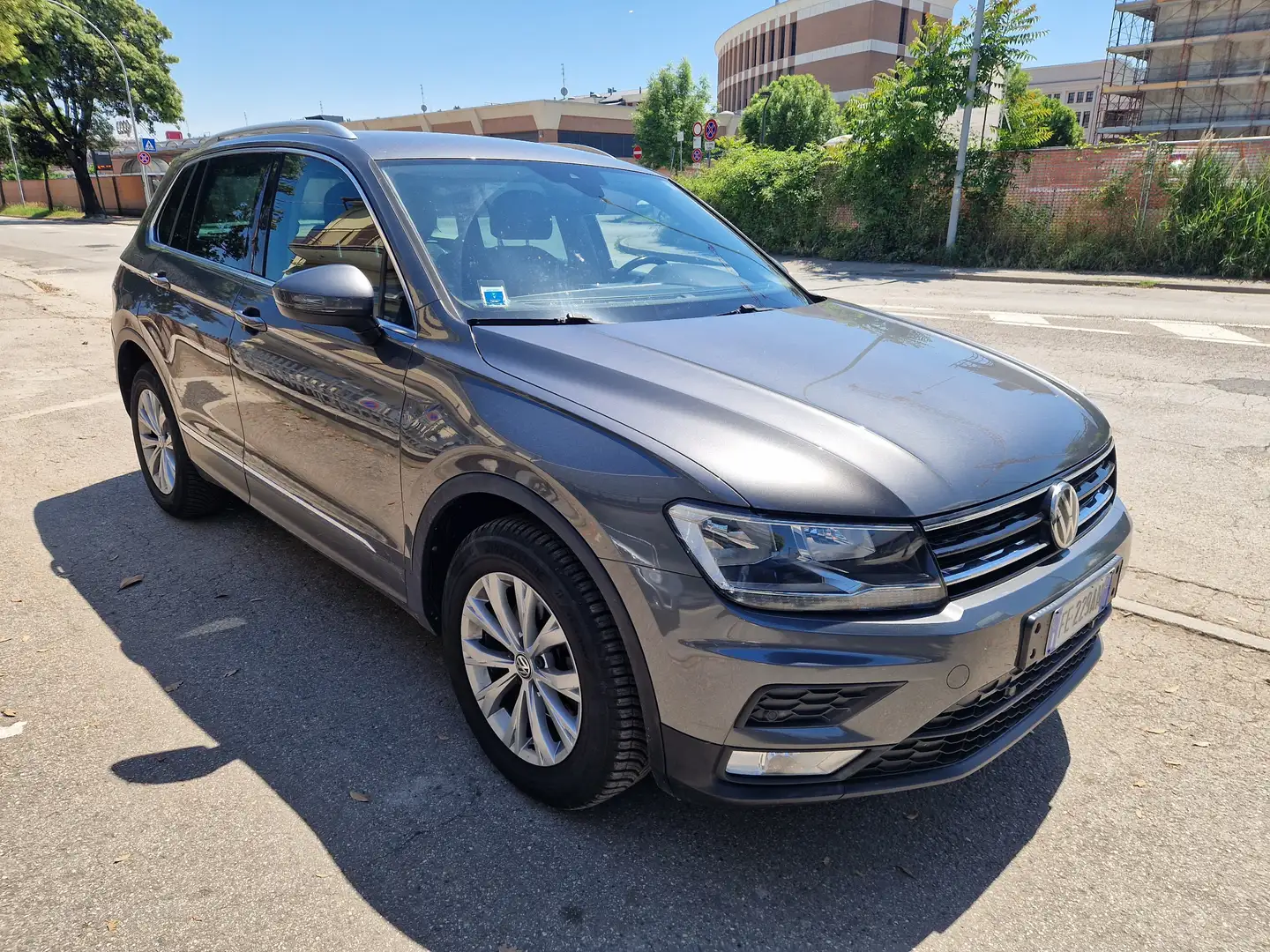Volkswagen Tiguan 2.0 tdi bm Sport Grigio - 2