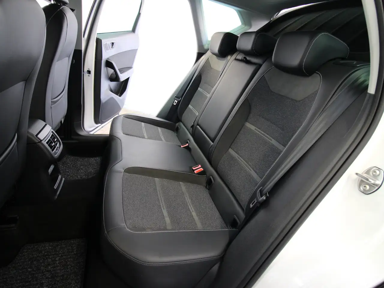 SEAT Ateca 1.5 TSI Xperience NAVI+LED+KAMERA+WINTER 11