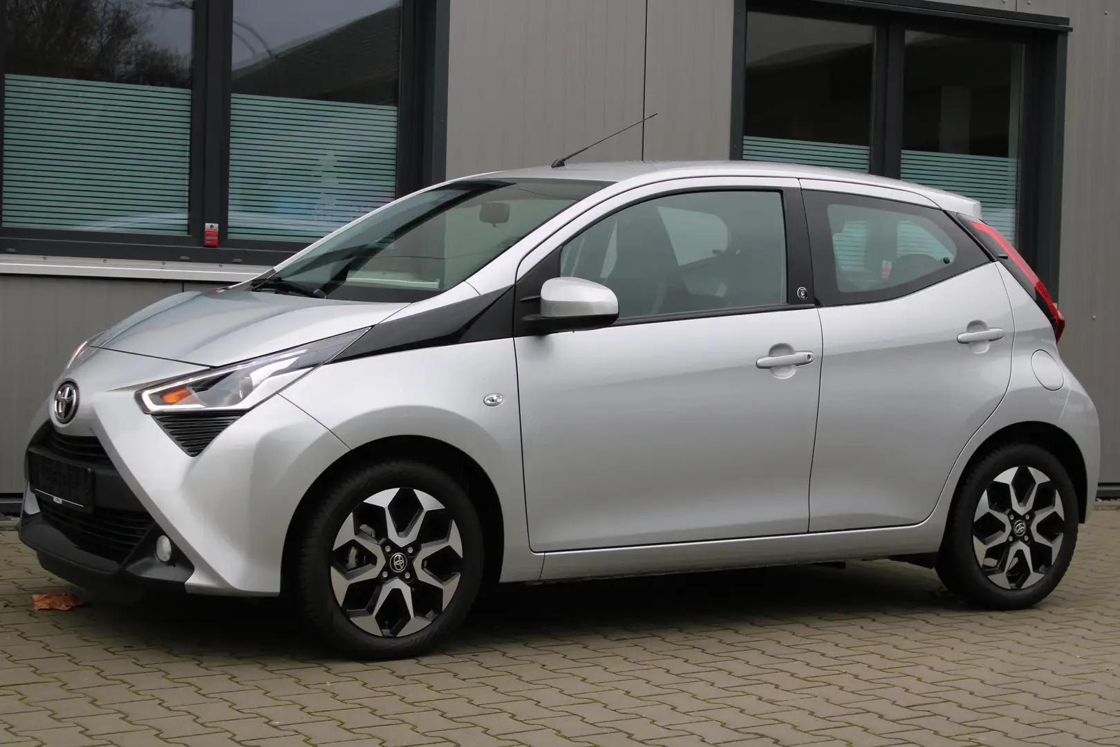 Toyota Aygo x-play Team D Kamera Tempomat Apple CarPlay Grau - 1