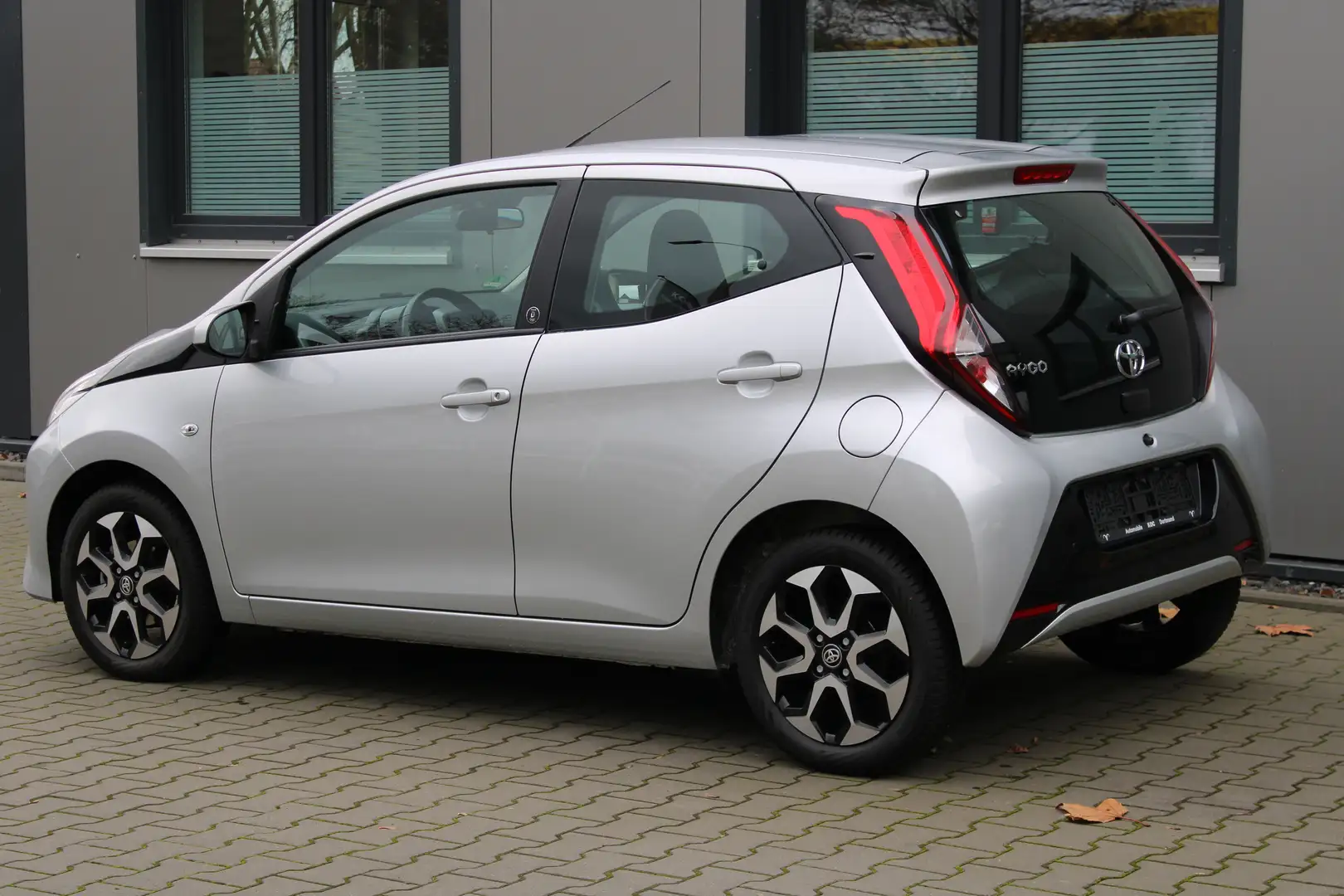 Toyota Aygo x-play Team D Kamera Tempomat Apple CarPlay Grau - 2