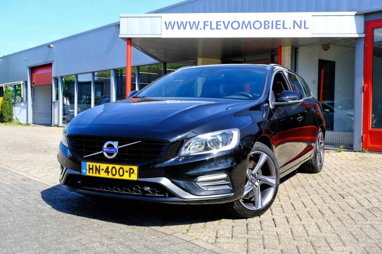 Volvo V60 2.4 D6 Twin Engine R-Design Aut. Pano|Leder|Navi|X Czarny - 1