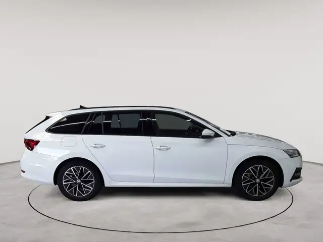 Skoda Octavia view 3