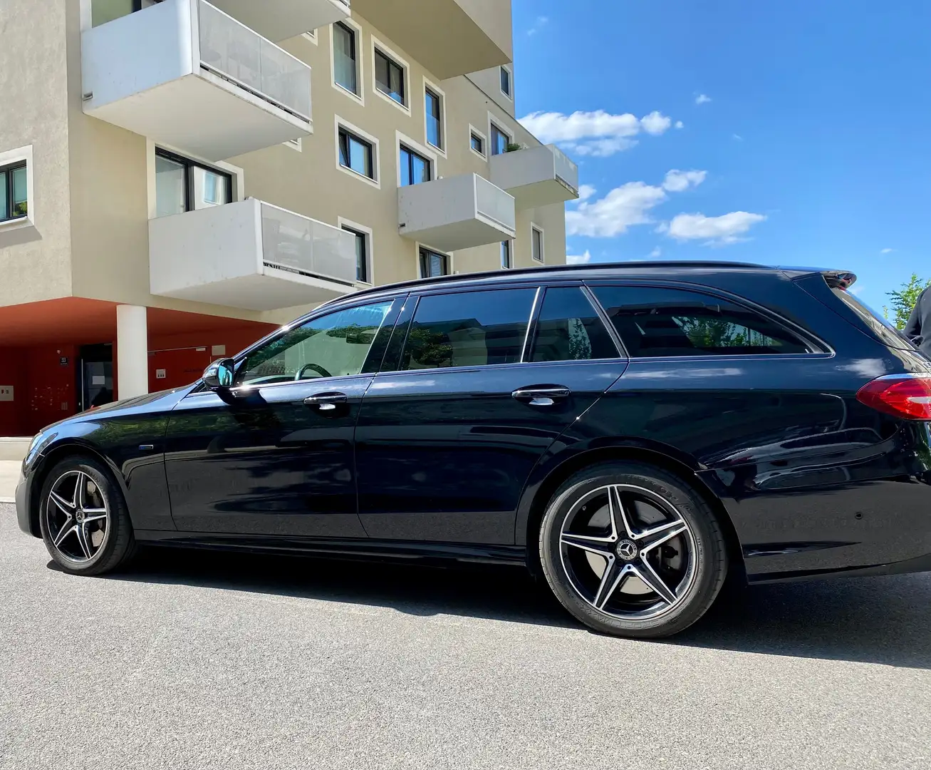Mercedes-Benz E 300 T AMG Line Hybrid Aut Black - 2