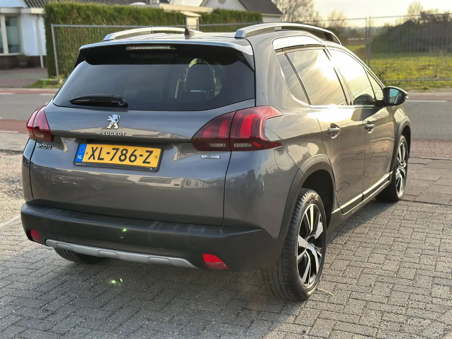 Peugeot 2008 1.2 PureTech GT-line PANO! Gris - 2