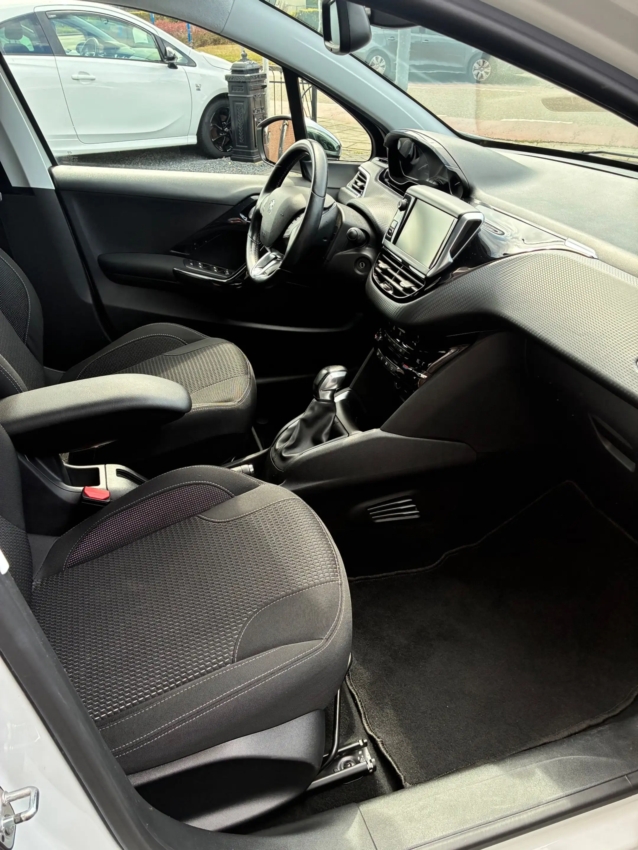 Peugeot 208 1.2 Blue Lease Executive Climate control, Navigati — photo 10