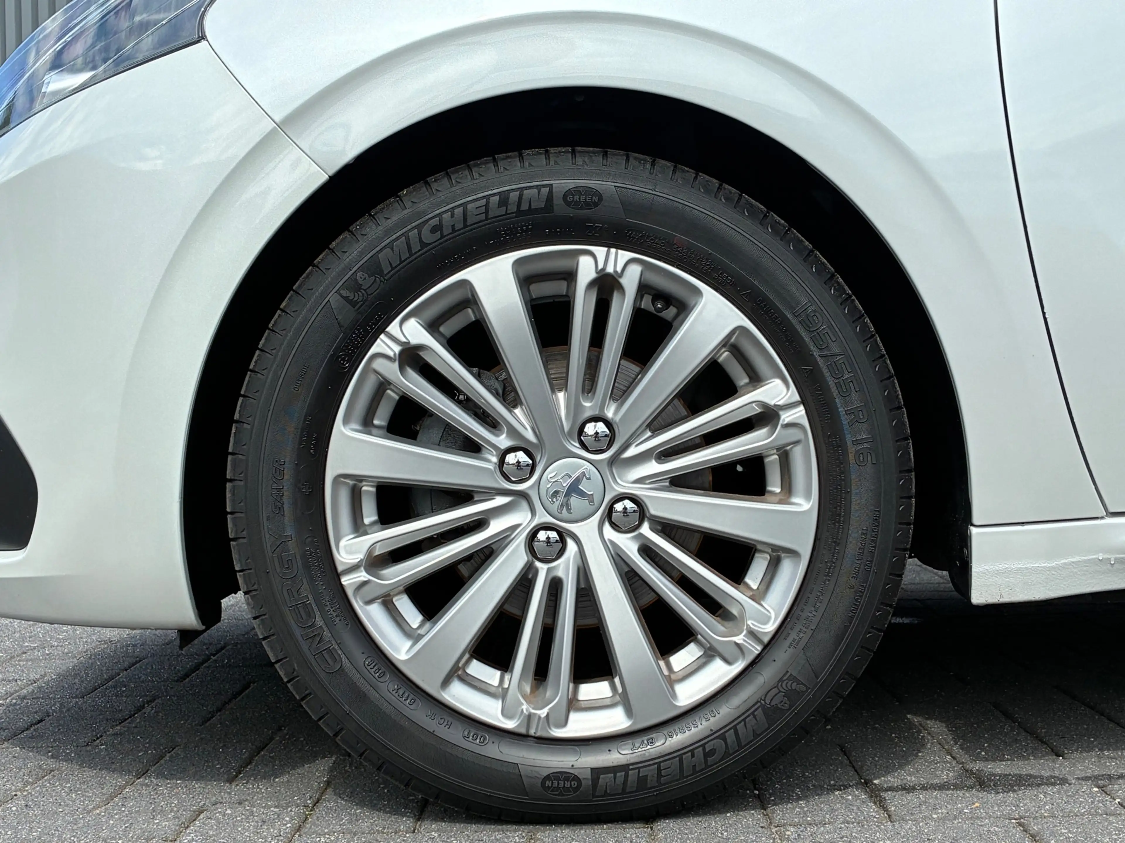 Peugeot 208 1.2 Blue Lease Executive Climate control, Navigati — photo 8