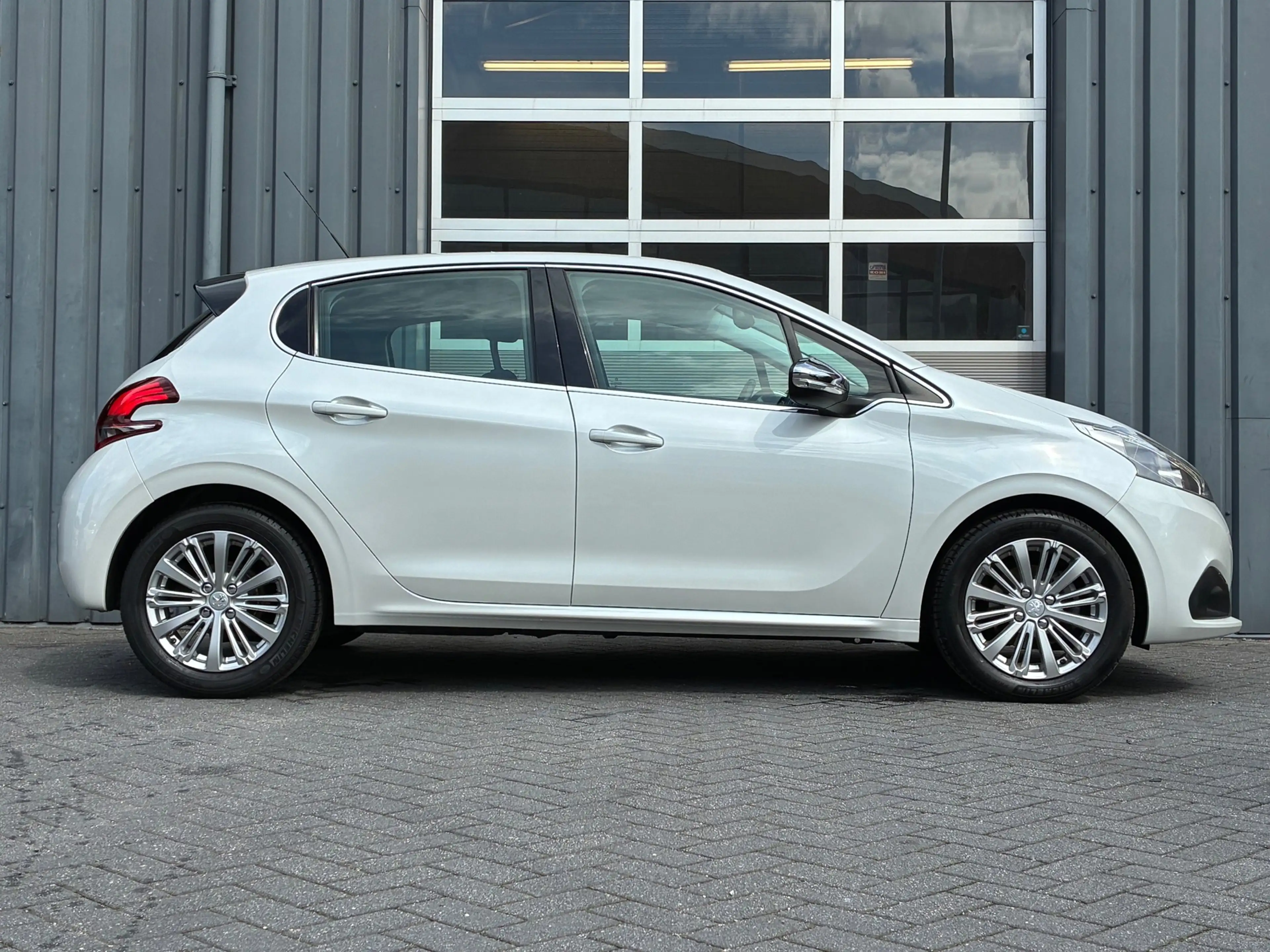 Peugeot 208 1.2 Blue Lease Executive Climate control, Navigati — photo 2