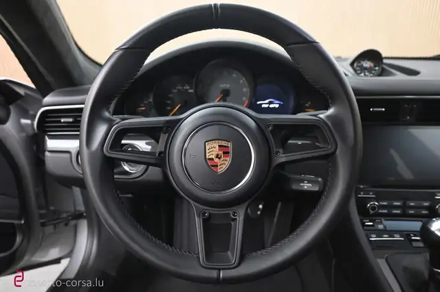 Porsche 918 view 12