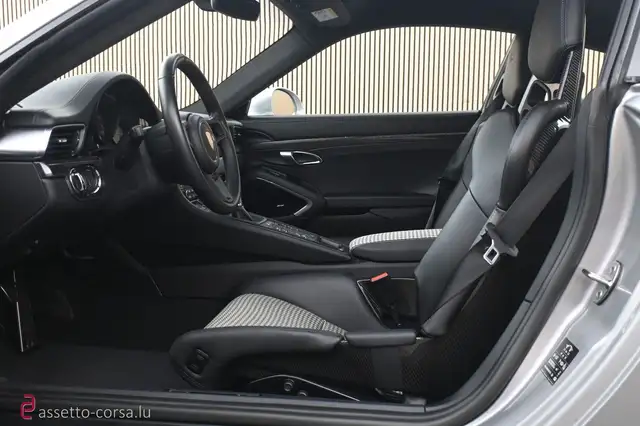 Porsche 918 view 10