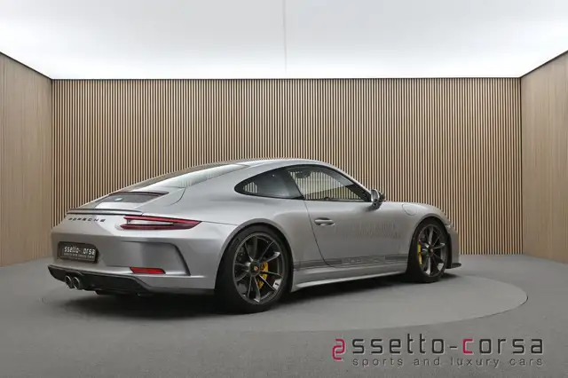 Porsche 918 view 4