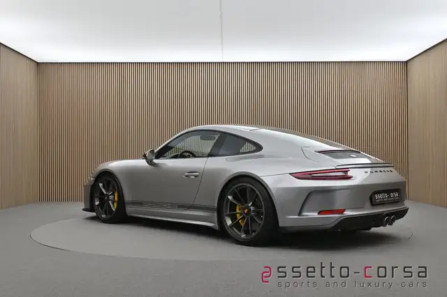 Porsche 918 view 2
