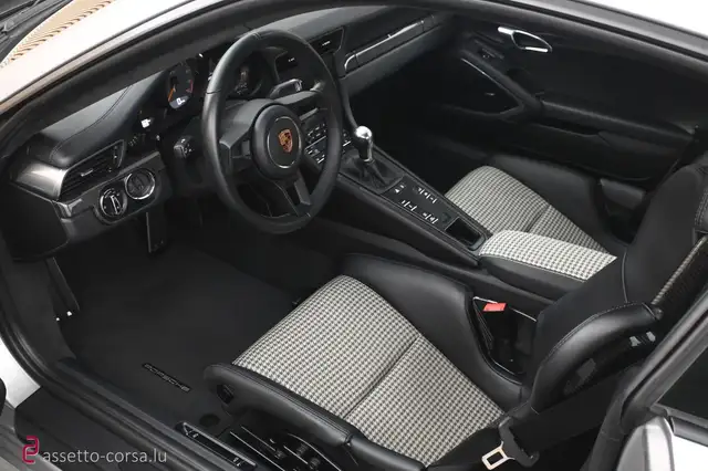 Porsche 918 view 11