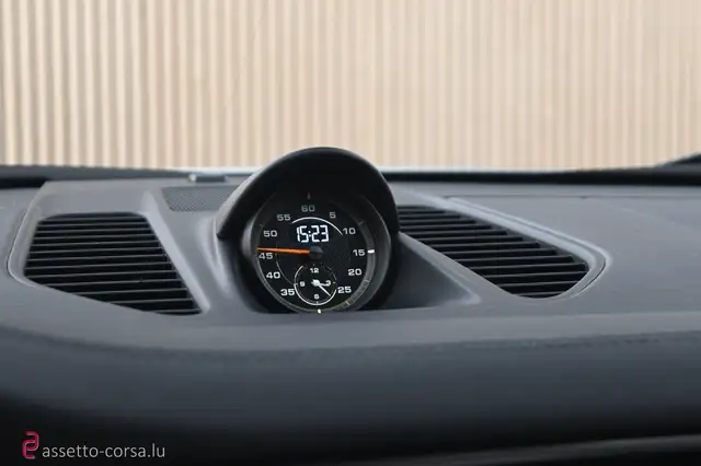 Porsche 918 view 15